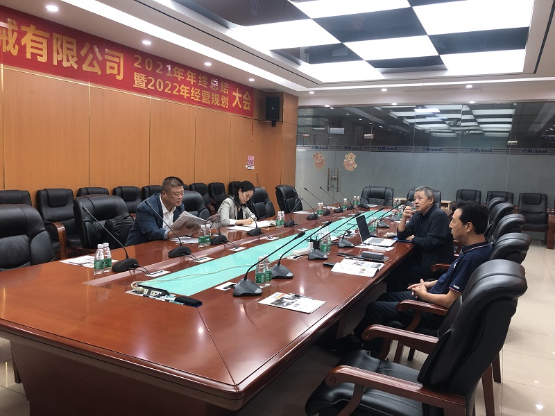 工信部領(lǐng)導(dǎo)與碩方總經(jīng)理交談.jpg 工信部領(lǐng)導(dǎo)與碩方總經(jīng)理交談.jpg