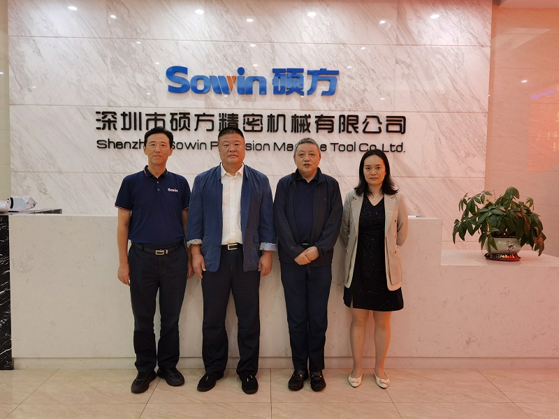 工信部領(lǐng)導(dǎo)與紀(jì)總合影留念.jpg 工信部領(lǐng)導(dǎo)與紀(jì)總合影留念.jpg